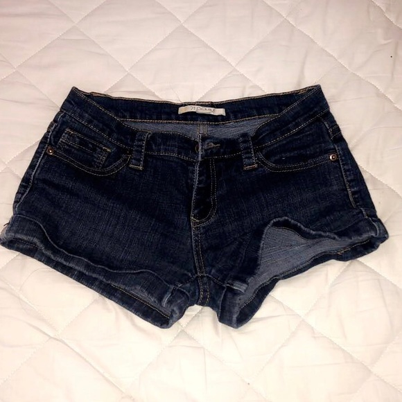 Simple yet cute jean shorts! - Picture 1 of 1